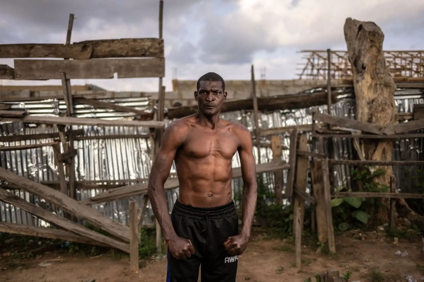 En Abuya, Nigeria, el dambe, una lucha tradicional con raíces en la etnia hausa, vive un resurgimiento gracias a su profesionalización. Los luchadores, protegidos con amuletos y guiados por oraciones, participan en combates intensos que ahora se transmiten globalmente. Con apoyo del WAFC y plataformas como DAZN, el dambe atrae tanto a nuevos talentos como a espectadores internacionales, convirtiéndose en un símbolo cultural que mezcla tradición, fe y deporte de contacto. Foto: AFP