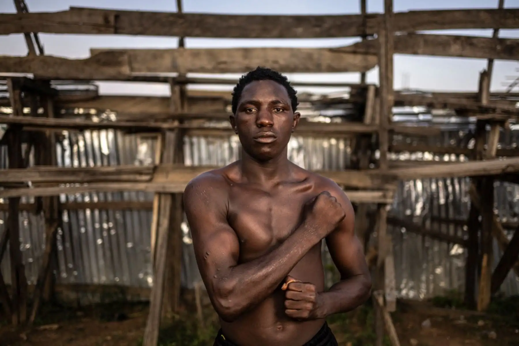 Con millones de vistas en YouTube e Instagram, el dambe ha traspasado fronteras. Un promotor aseguró que el 60% del público es extranjero, reflejo del creciente interés global por este deporte ancestral africano cargado de simbolismo. Foto: AFP
