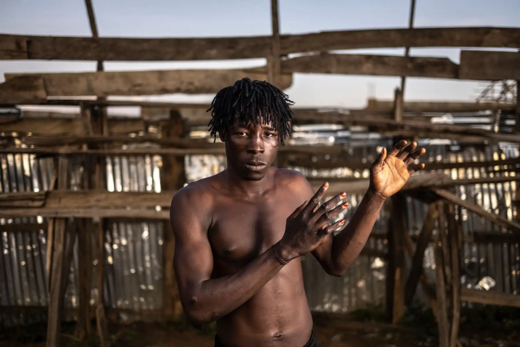 Abdullahi "Coronavirus" Ali, de 20 años, posa tras un entrenamiento. Su apodo, inspirado en la contundencia de sus golpes, lo ha convertido en una figura popular del dambe, disciplina que practica desde niño en barrios obreros de Abuya. Foto: AFP