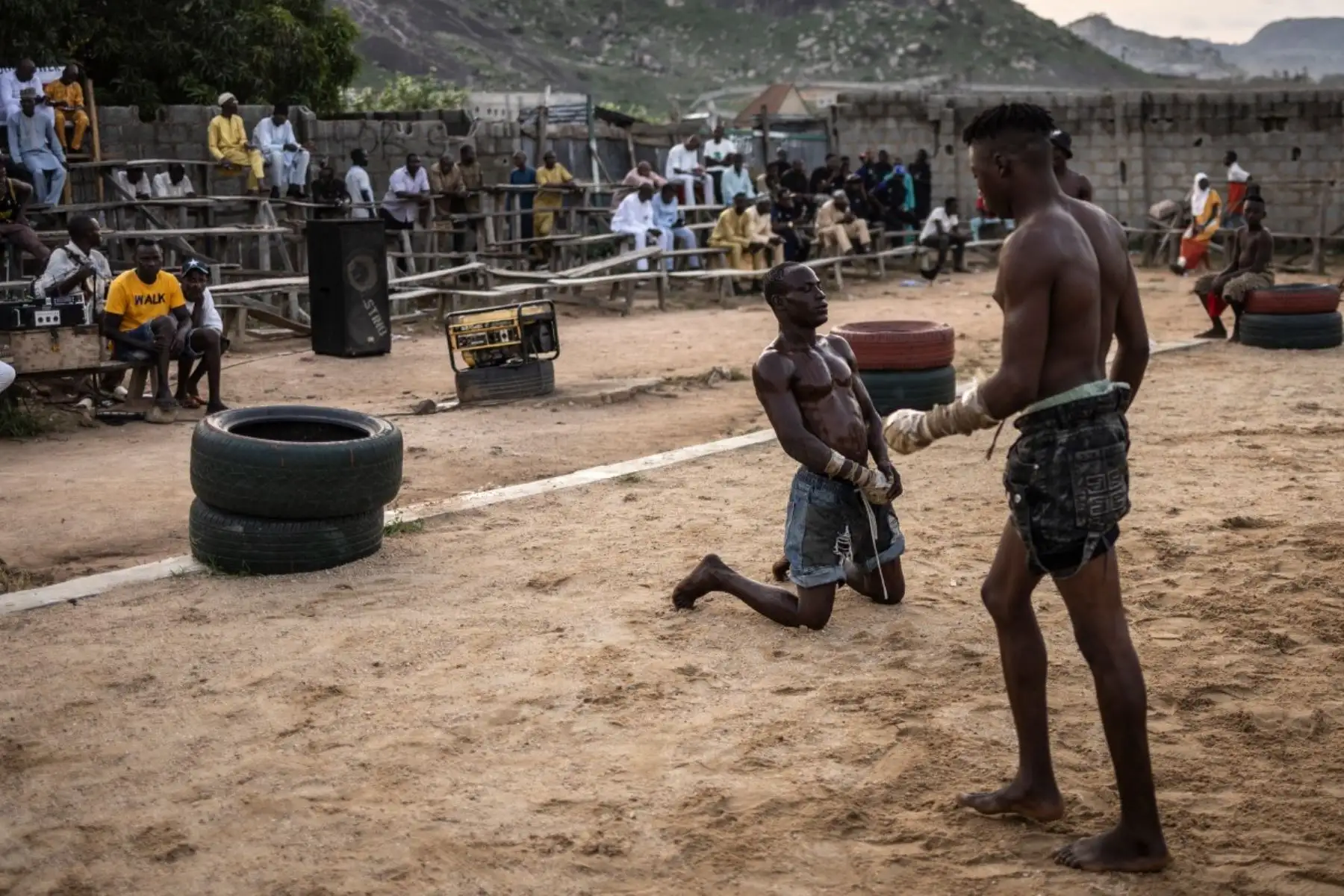 Dos luchadores aficionados entrenan en Dei Dei, un distrito humilde de Abuya donde el dambe mantiene su arraigo popular. Aquí los combates ocurren casi a diario, como parte de la vida cotidiana y símbolo de identidad cultural. Foto: AFP