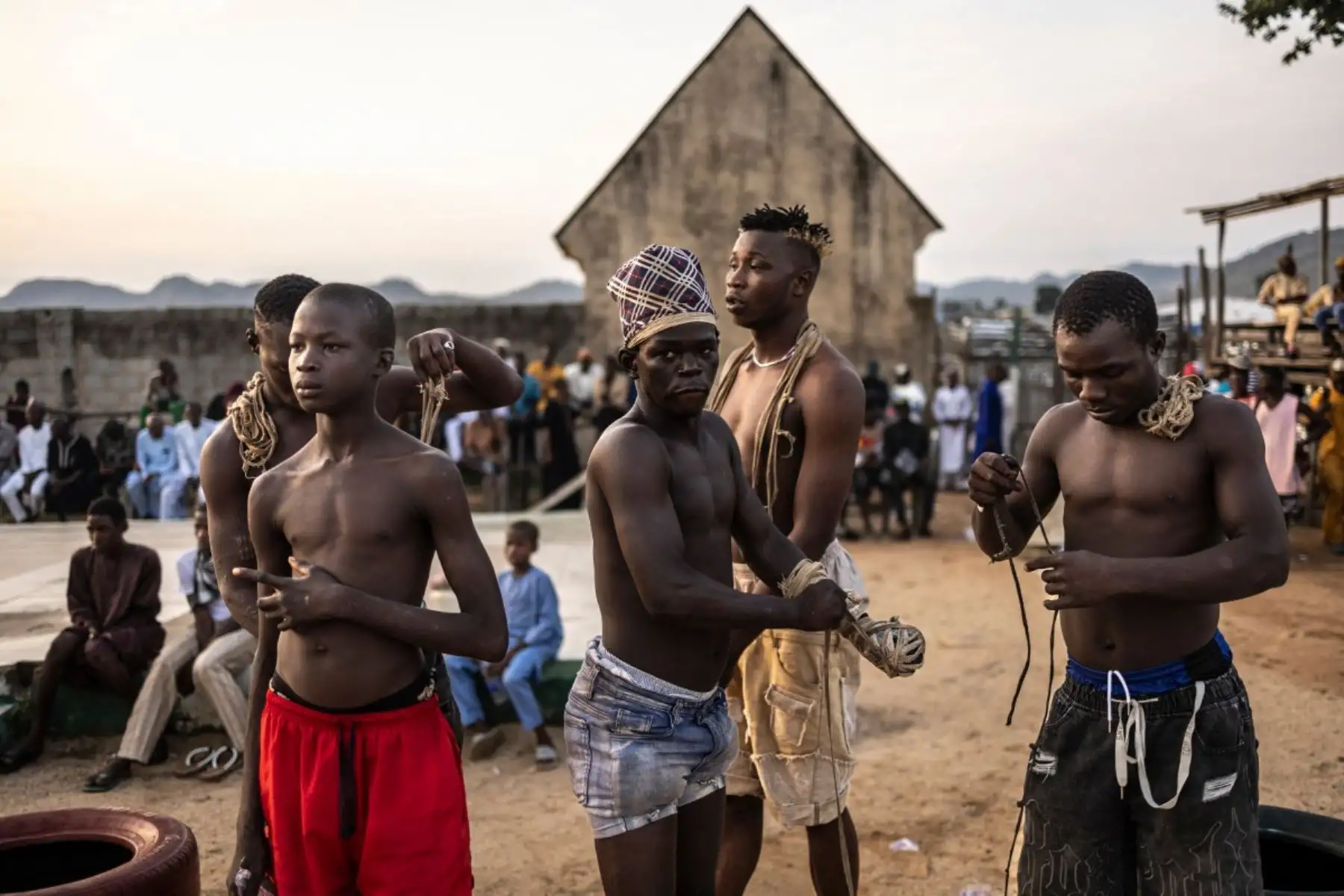 Usman Abubakar, de 20 años, muestra cicatrices en el pecho tras años de práctica. Aunque ama el dambe, no desea que sus futuros hijos lo practiquen. La falta de reglas y lesiones graves preocupan a los propios combatientes. Foto: AFP