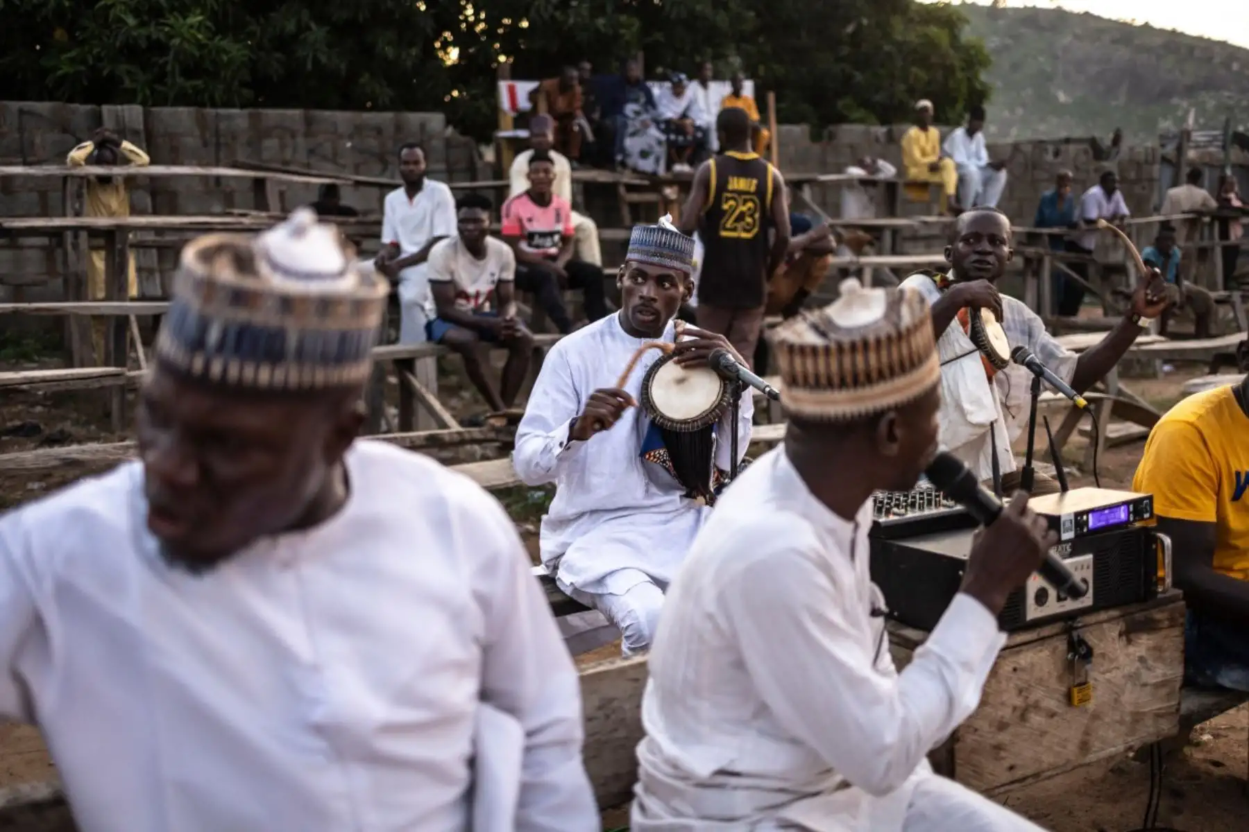 En Lagos, al sur de Nigeria, una pelea de dambe en 2018 atrajo a cientos de curiosos. El evento marcó un punto de inflexión, demostrando que este arte marcial puede cautivar más allá del norte tradicionalmente hausa. Foto: AFP