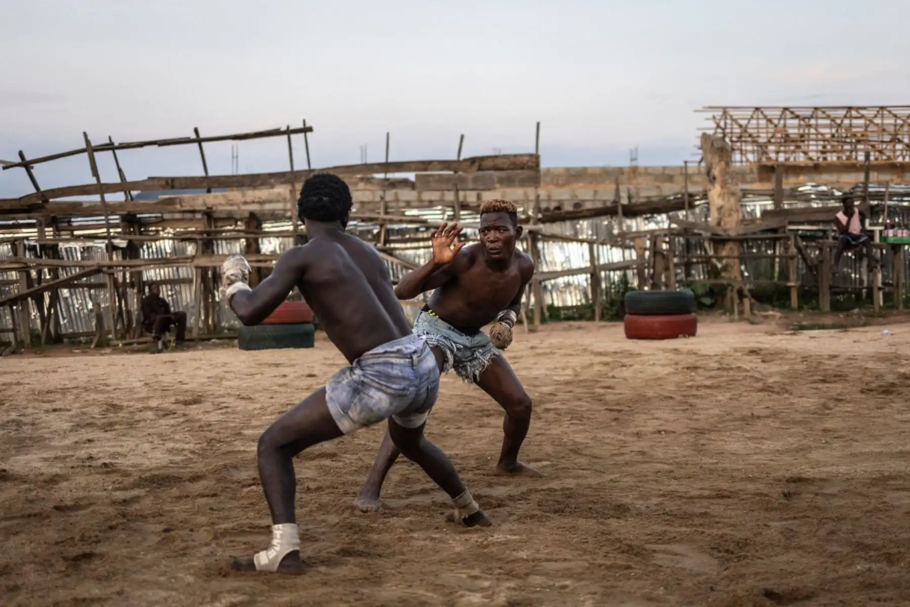 El Estadio Nacional de Abuya alberga la Serie Mundial de Dambe, un esfuerzo por profesionalizar este deporte tradicional. La competición es organizada por el Campeonato de Lucha de África Occidental (WAFC) y transmitida globalmente por la plataforma de streaming DAZN. Foto: AFP