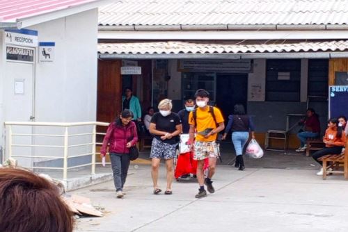 La montañista japonesa Saki Terada abandonó el nosocomio caminando, acompañada de familiares, recibiendo muestras de afecto por parte de ciudadanos huaracinos.