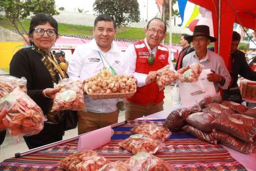 A nivel de la región Lima, el proyecto Haku Wiñay, con una inversión de 38.4 millones de soles, actualmente atiende a 4000 hogares usuarios de comunidades rurales de las provincias de Cajatambo, Oyón, Huaral, Huaura, Canta y Yauyos.