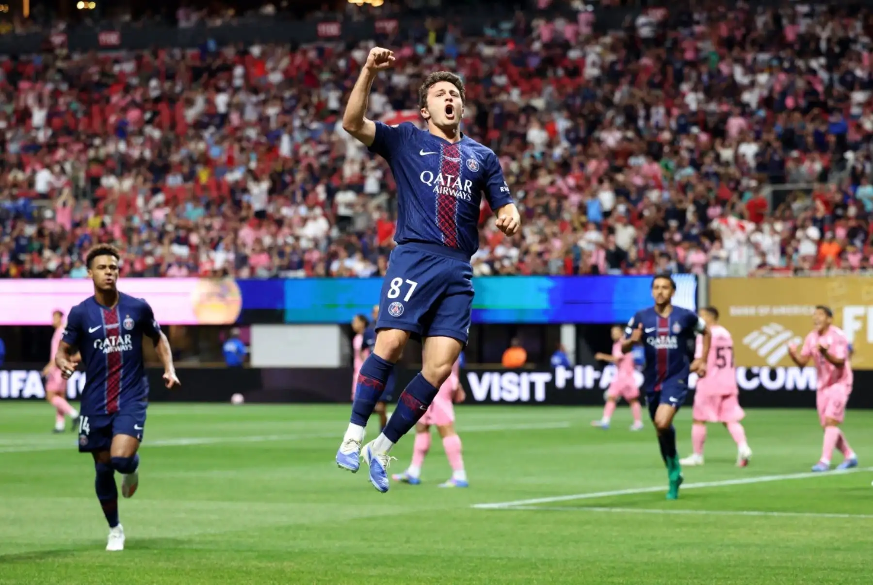 El Paris Saint-Germain venció 4-0 al Inter Miami de Lionel Messi y avanzó a los cuartos de final del Mundial de Clubes. João Neves anotó dos goles, mientras que Achraf Hakimi y un autogol de Tomás Avilés completaron la goleada. Messi, a pesar de intentarlo con pases brillantes y remates esquinados, no pudo evitar la derrota ante su ex equipo. Foto: AFP