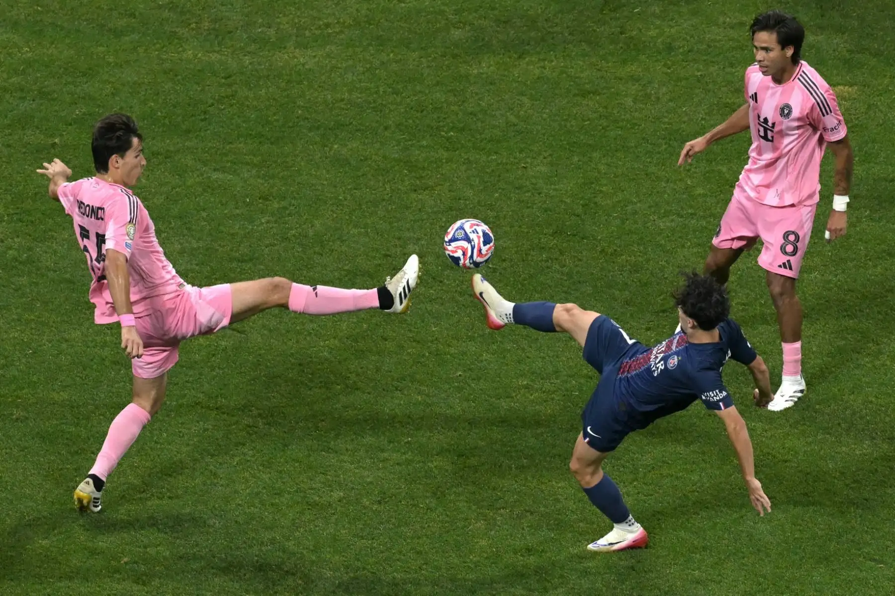 El Paris Saint-Germain venció 4-0 al Inter Miami de Lionel Messi y avanzó a los cuartos de final del Mundial de Clubes. João Neves anotó dos goles, mientras que Achraf Hakimi y un autogol de Tomás Avilés completaron la goleada. Messi, a pesar de intentarlo con pases brillantes y remates esquinados, no pudo evitar la derrota ante su ex equipo. Foto: AFP