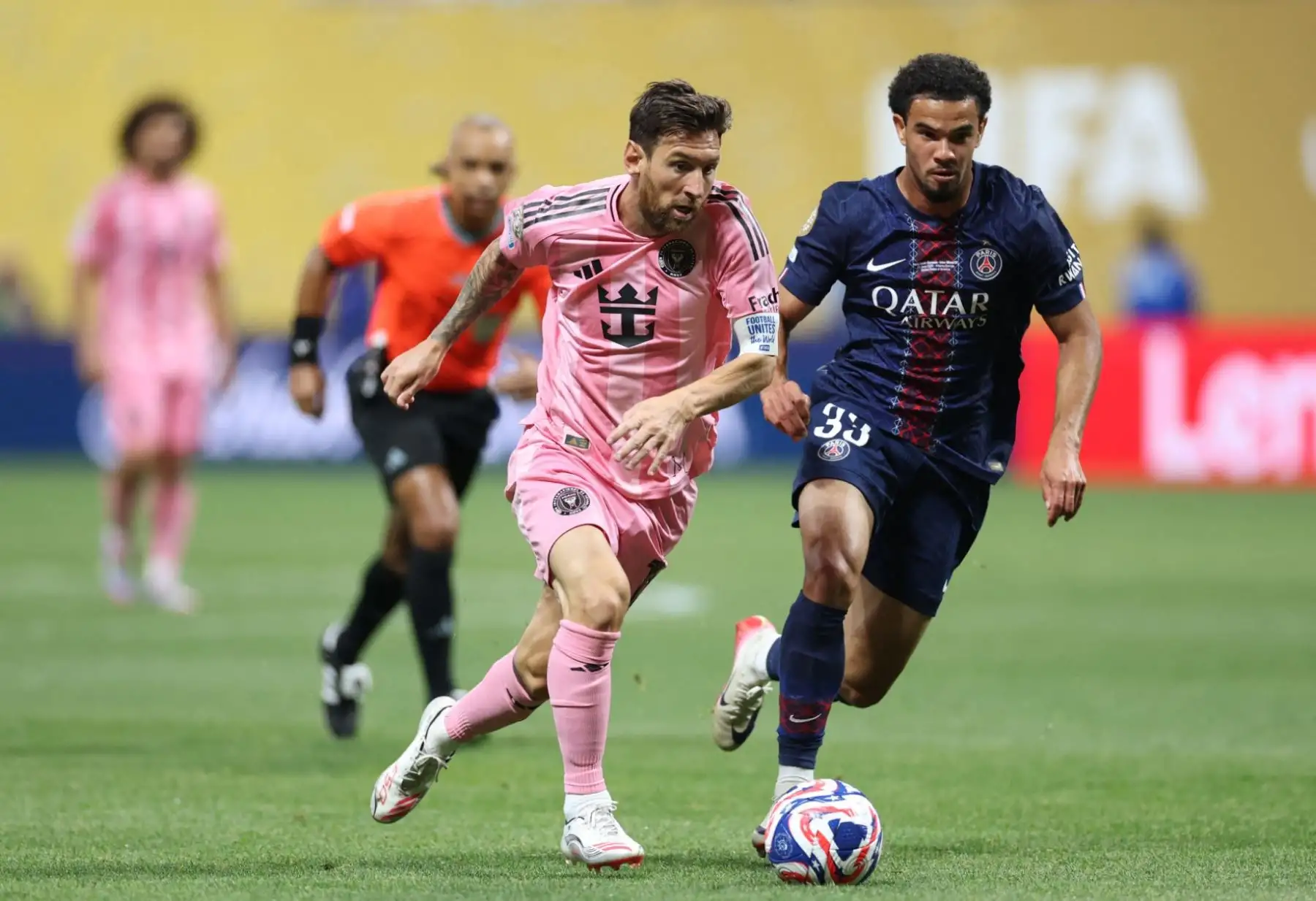 El Paris Saint-Germain venció 4-0 al Inter Miami de Lionel Messi y avanzó a los cuartos de final del Mundial de Clubes. João Neves anotó dos goles, mientras que Achraf Hakimi y un autogol de Tomás Avilés completaron la goleada. Messi, a pesar de intentarlo con pases brillantes y remates esquinados, no pudo evitar la derrota ante su ex equipo. Foto: AFP