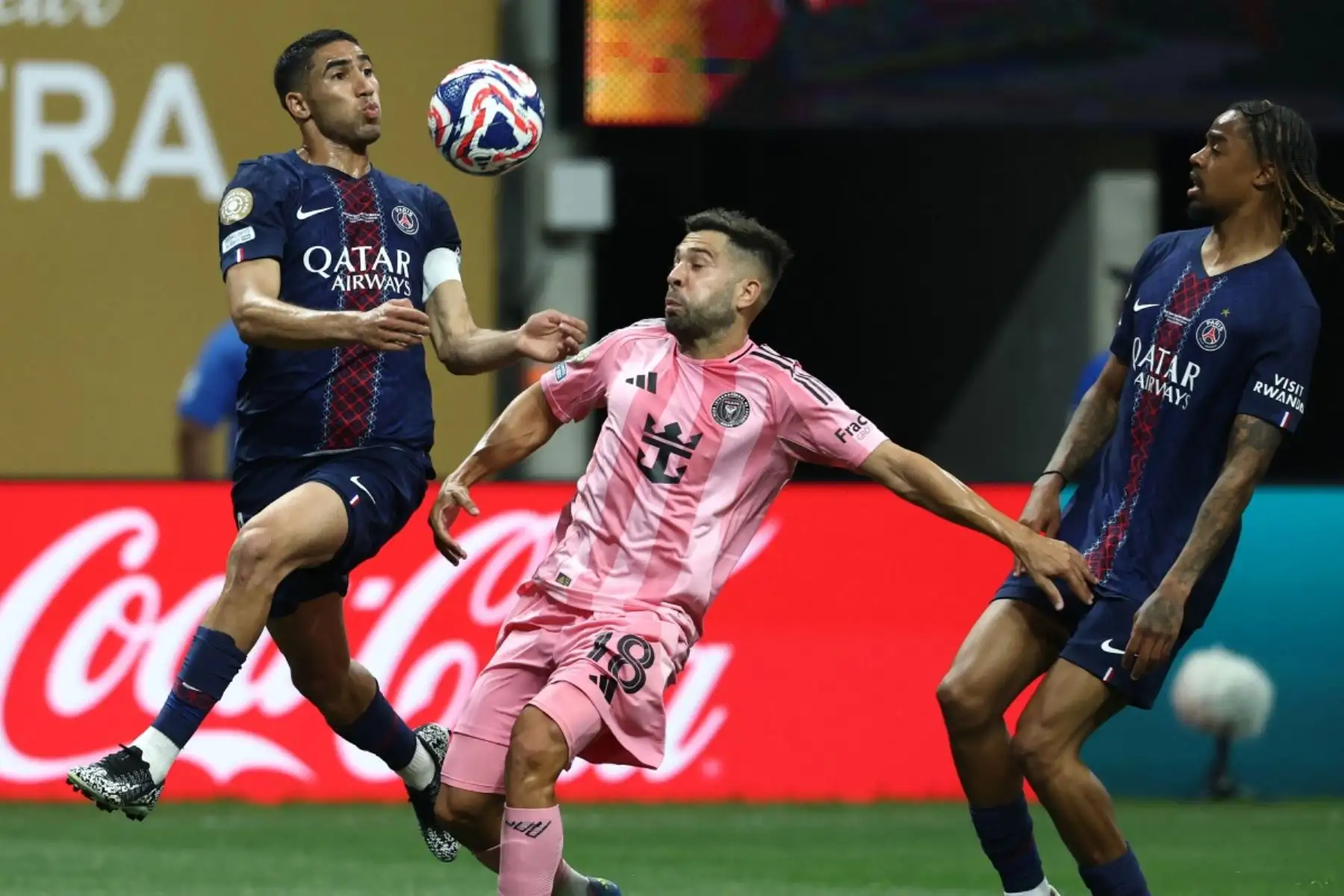 El Paris Saint-Germain venció 4-0 al Inter Miami de Lionel Messi y avanzó a los cuartos de final del Mundial de Clubes. João Neves anotó dos goles, mientras que Achraf Hakimi y un autogol de Tomás Avilés completaron la goleada. Messi, a pesar de intentarlo con pases brillantes y remates esquinados, no pudo evitar la derrota ante su ex equipo. Foto: AFP