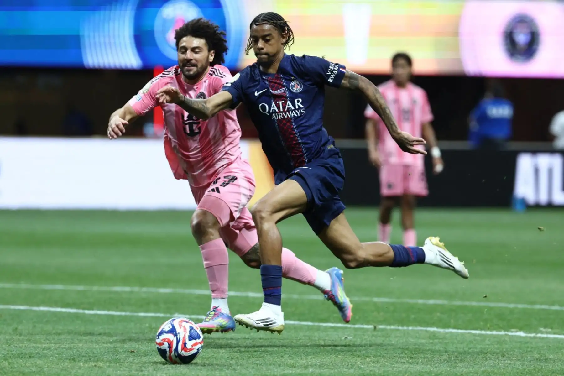 El Paris Saint-Germain venció 4-0 al Inter Miami de Lionel Messi y avanzó a los cuartos de final del Mundial de Clubes. João Neves anotó dos goles, mientras que Achraf Hakimi y un autogol de Tomás Avilés completaron la goleada. Messi, a pesar de intentarlo con pases brillantes y remates esquinados, no pudo evitar la derrota ante su ex equipo. Foto: AFP