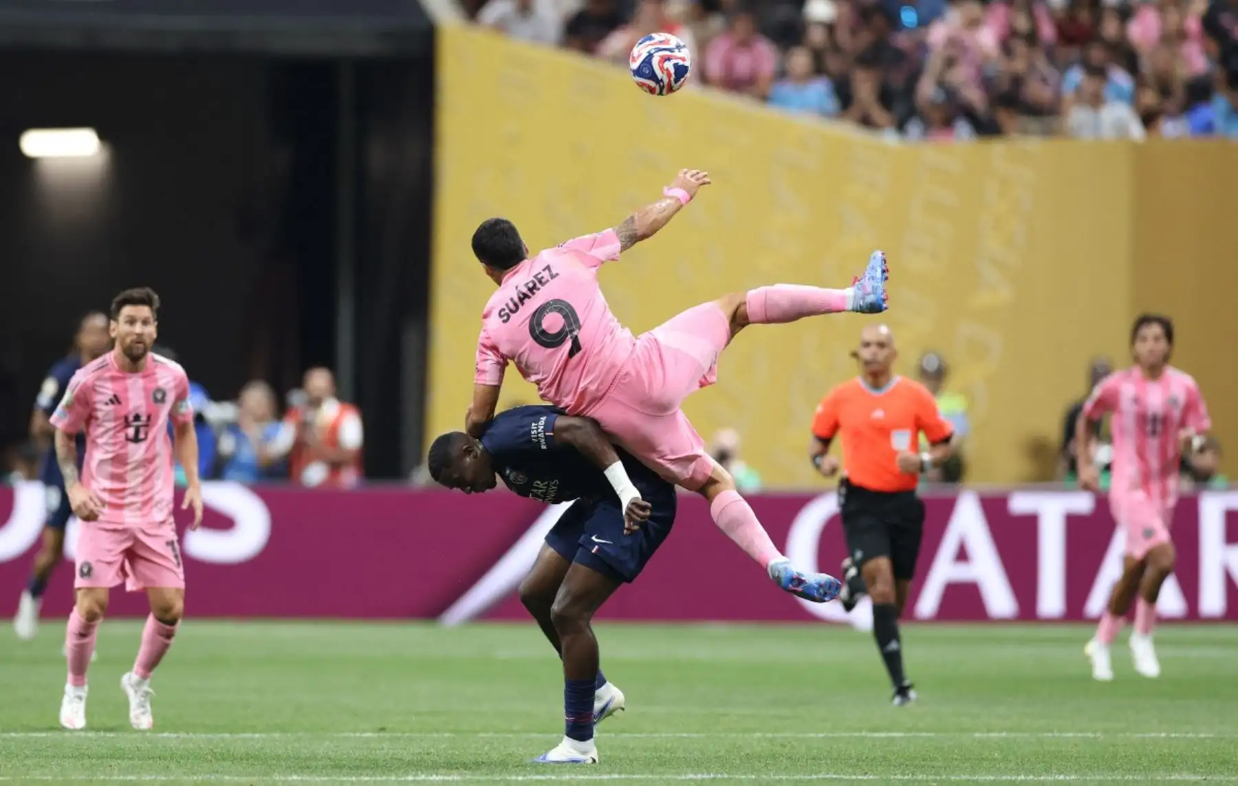 El Paris Saint-Germain venció 4-0 al Inter Miami de Lionel Messi y avanzó a los cuartos de final del Mundial de Clubes. João Neves anotó dos goles, mientras que Achraf Hakimi y un autogol de Tomás Avilés completaron la goleada. Messi, a pesar de intentarlo con pases brillantes y remates esquinados, no pudo evitar la derrota ante su ex equipo. Foto: AFP