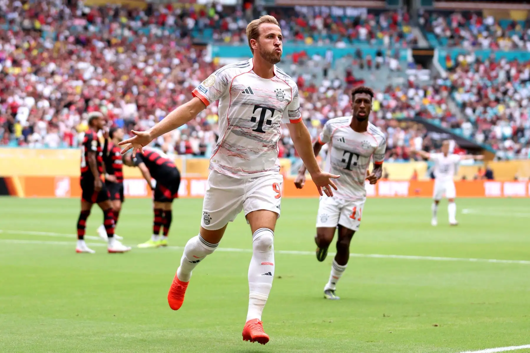 Harry Kane del FC Bayern Múnich, celebra el segundo gol de su equipo durante el partido de octavos de final de la Copa Mundial de Clubes de la FIFA 2025 entre el CR Flamengo y el FC Bayern Múnich en el Hard Rock Stadium.
Foto: AFP