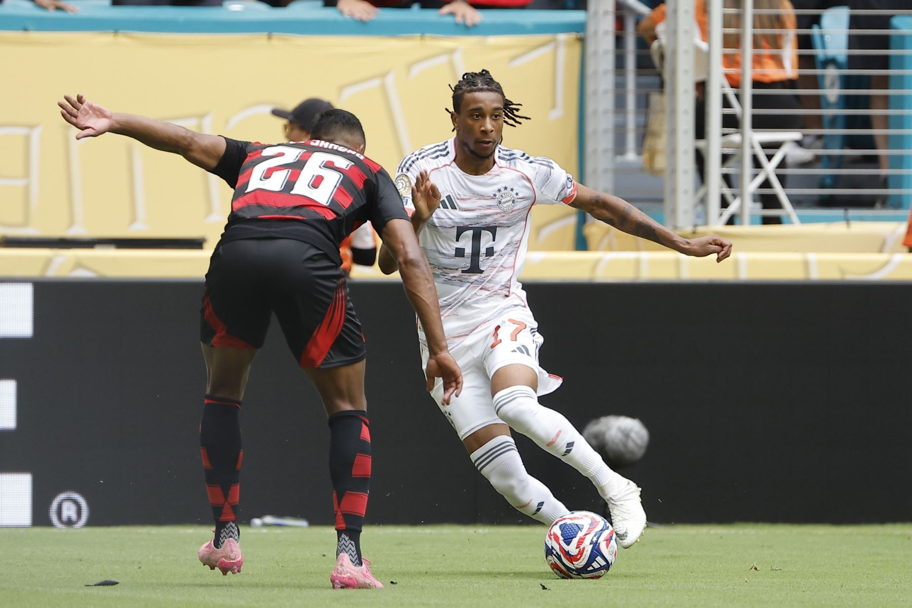 Michael Olise de Bayer Munich disputa el balón con Alex Sandro de Flamengo este domingo, en un partido del Mundial de Clubes entre Flamengo y Bayer Munich en el estadio Hard Rock de Miami (Estados Unidos).
Foto; EFE
