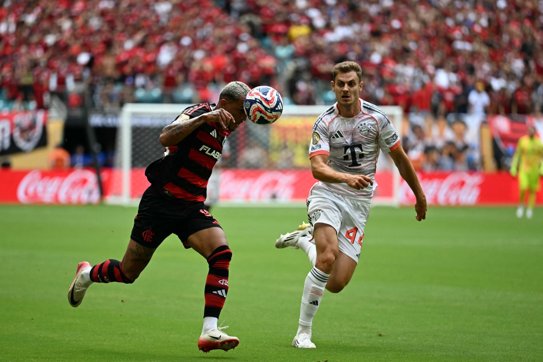 El defensor brasileño del Flamengo, Wesley, y el defensor croata del Bayern Munich, Josip Stanisic, luchan por el balón durante el partido de octavos de final de la Copa Mundial de Clubes de la FIFA 2025 entre el Flamengo de Brasil y el Bayern Munich de Alemania en el Hard Rock Stadium en Miami.
Foto: AFP
