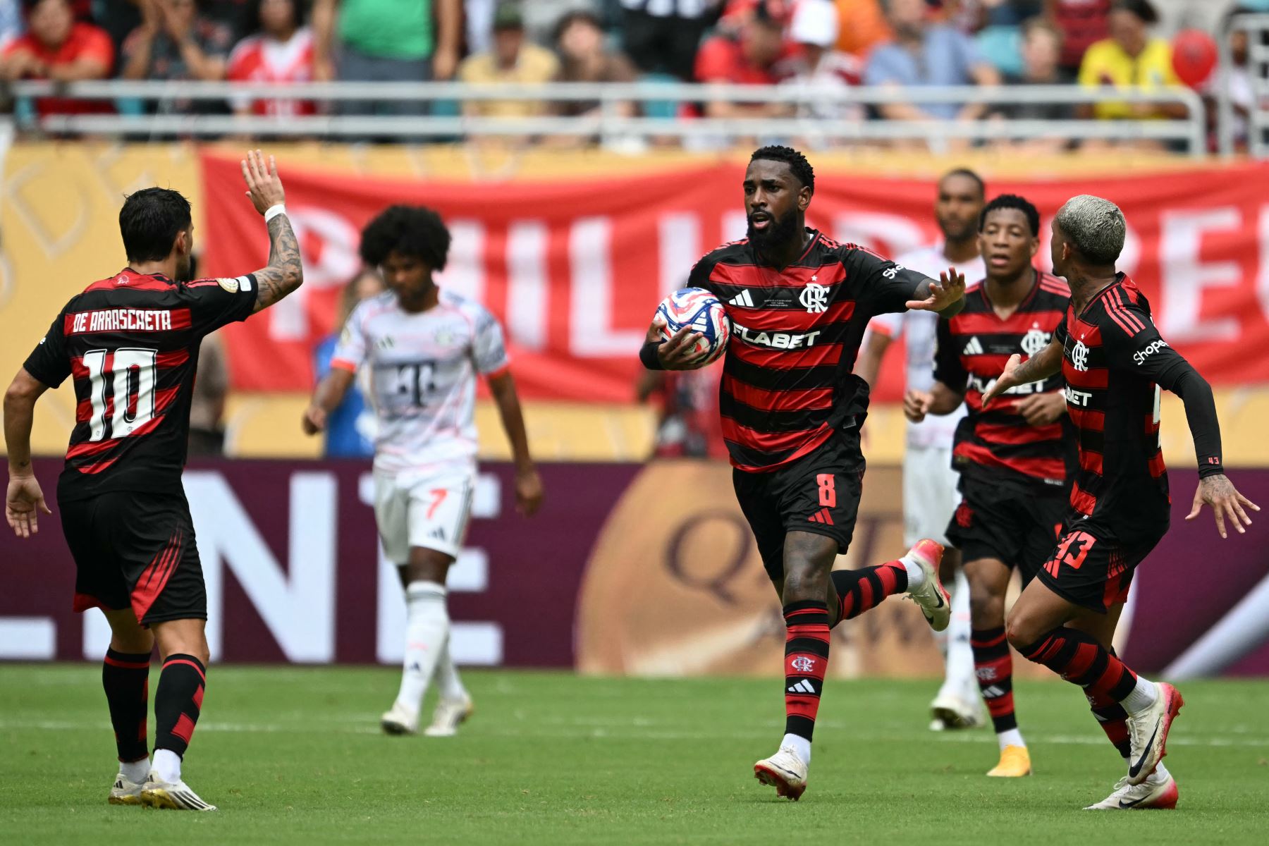 El centrocampista brasileño Gerson de Flamengo celebra con sus compañeros tras anotar el primer gol de su equipo durante el partido de octavos de final de la Copa Mundial de Clubes de la FIFA 2025 entre Flamengo de Brasil y Bayern Munich de Alemania en el Hard Rock Stadium en Miami.
Foto. AFP
