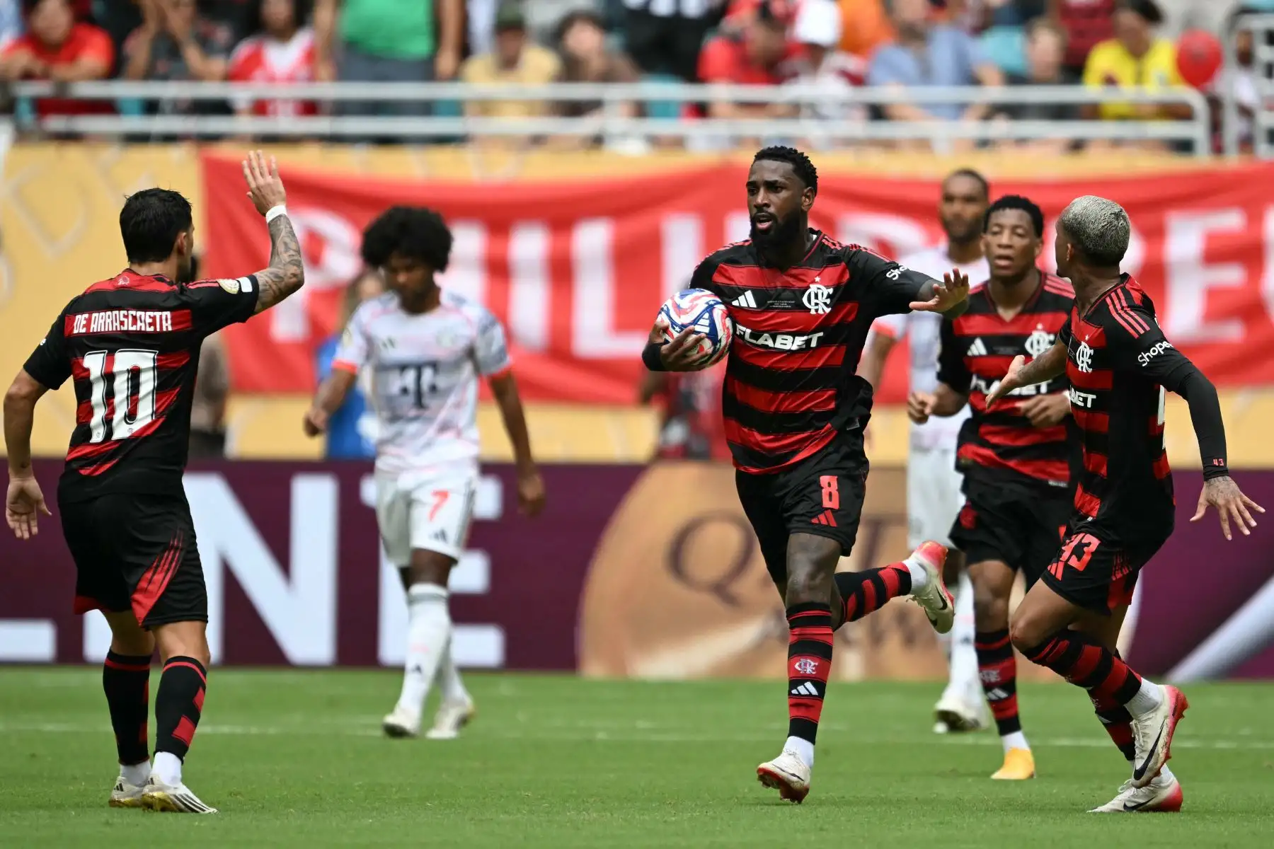 El centrocampista brasileño Gerson de Flamengo celebra con sus compañeros tras anotar el primer gol de su equipo durante el partido de octavos de final de la Copa Mundial de Clubes de la FIFA 2025 entre Flamengo de Brasil y Bayern Munich de Alemania en el Hard Rock Stadium en Miami.
Foto. AFP