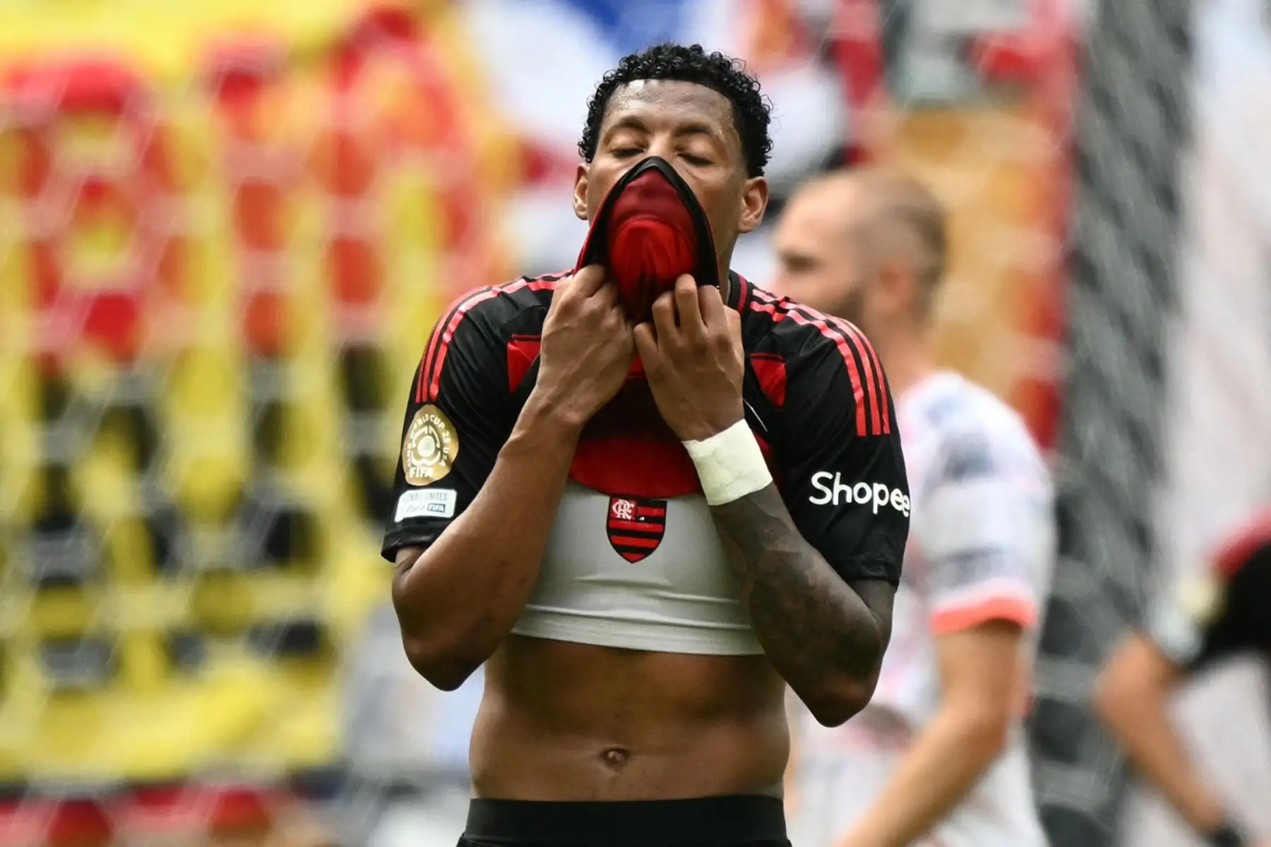 El centrocampista ecuatoriano de Flamengo, Gonzalo Plata, reacciona durante el partido de octavos de final de la Copa Mundial de Clubes de la FIFA 2025 entre el Flamengo de Brasil y el Bayern Múnich de Alemania en el Hard Rock Stadium de Miami.
Foto: AFP