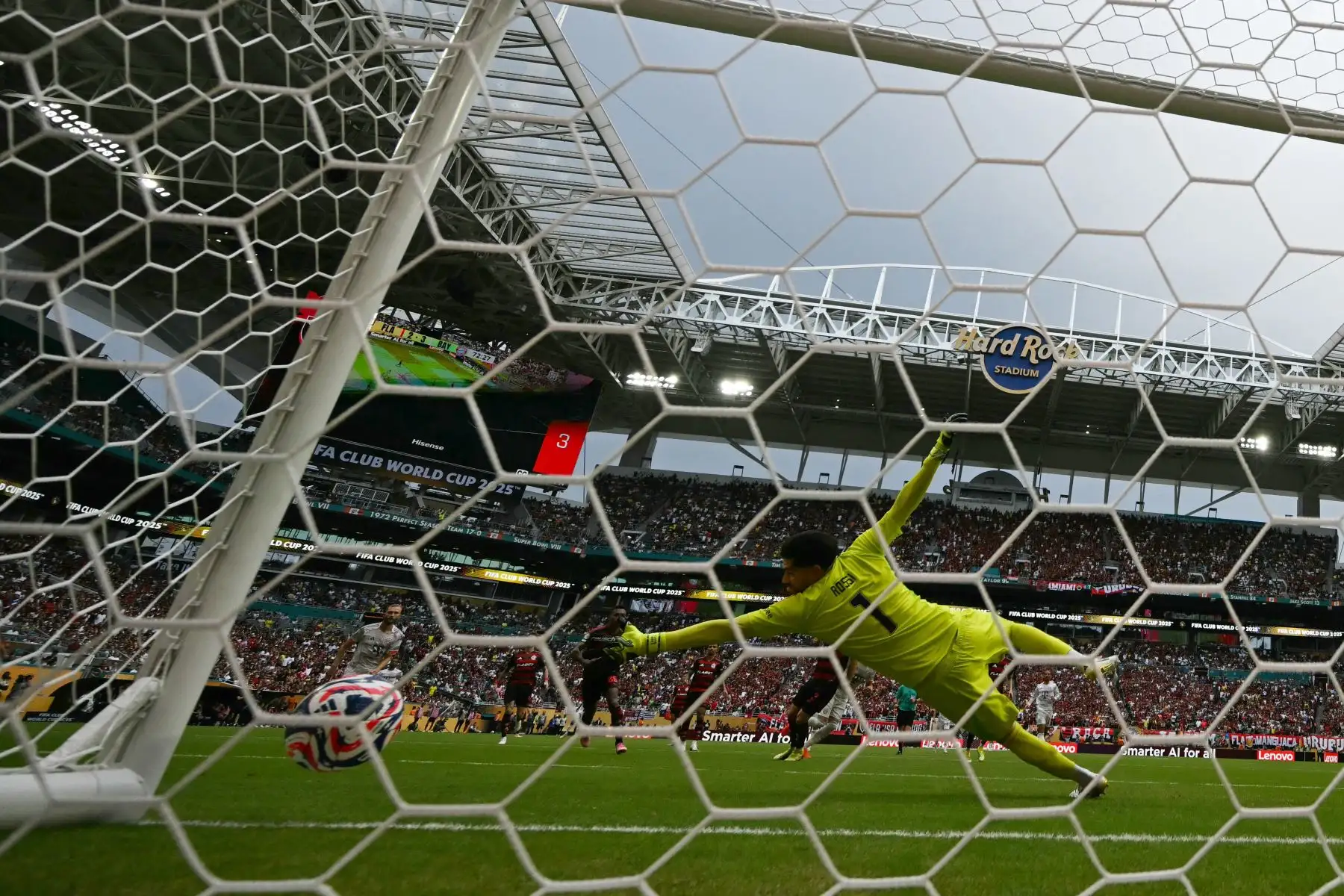 El portero argentino del Flamengo Agustín Rossi concede el cuarto gol del Bayern Munich anotado por el delantero inglés Harry Kane durante el partido de octavos de final de la Copa Mundial de Clubes de la FIFA 2025 entre el Flamengo de Brasil y el Bayern Munich de Alemania en el Hard Rock Stadium en Miami.
Foto: AFP