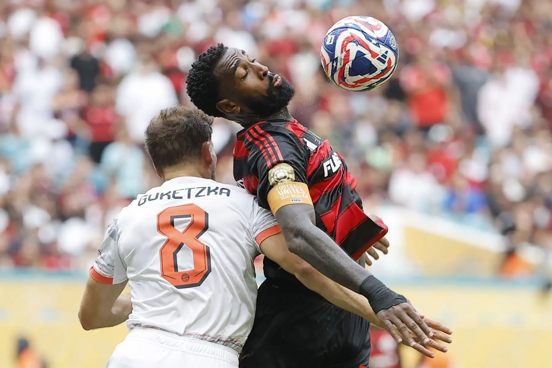 Leon Goretzka  de Bayer Munich disputa el balón con Gerson Santos de Flamengo este domingo, en un partido del Mundial de Clubes entre Flamengo y Bayer Munich en el estadio Hard Rock de Miami (Estados Unidos).
Foto: EFE