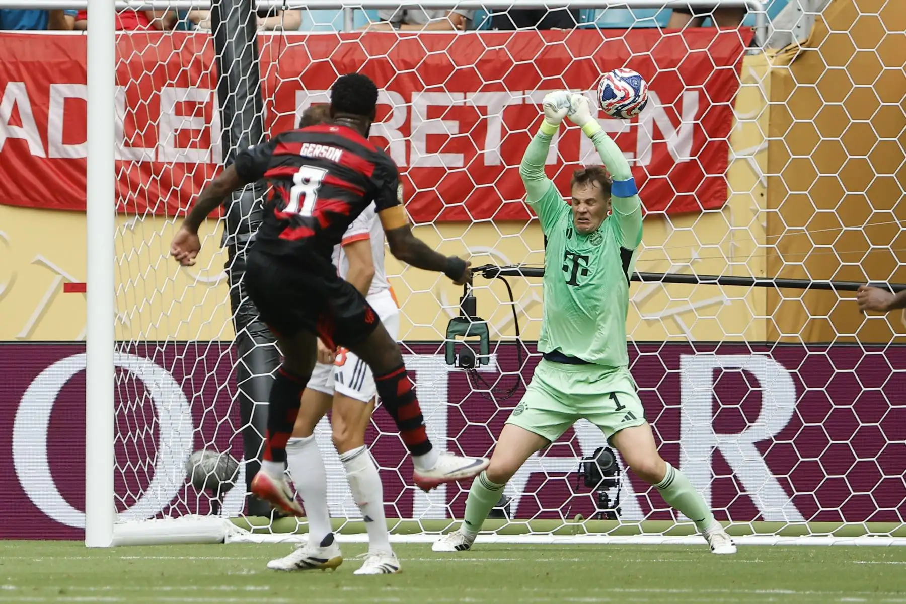 Gerson Santos de Flamengo anota un gol este domingo, en un partido del Mundial de Clubes entre Flamengo y Bayer Munich en el estadio Hard Rock de Miami (Estados Unidos). 
Foto: EFE