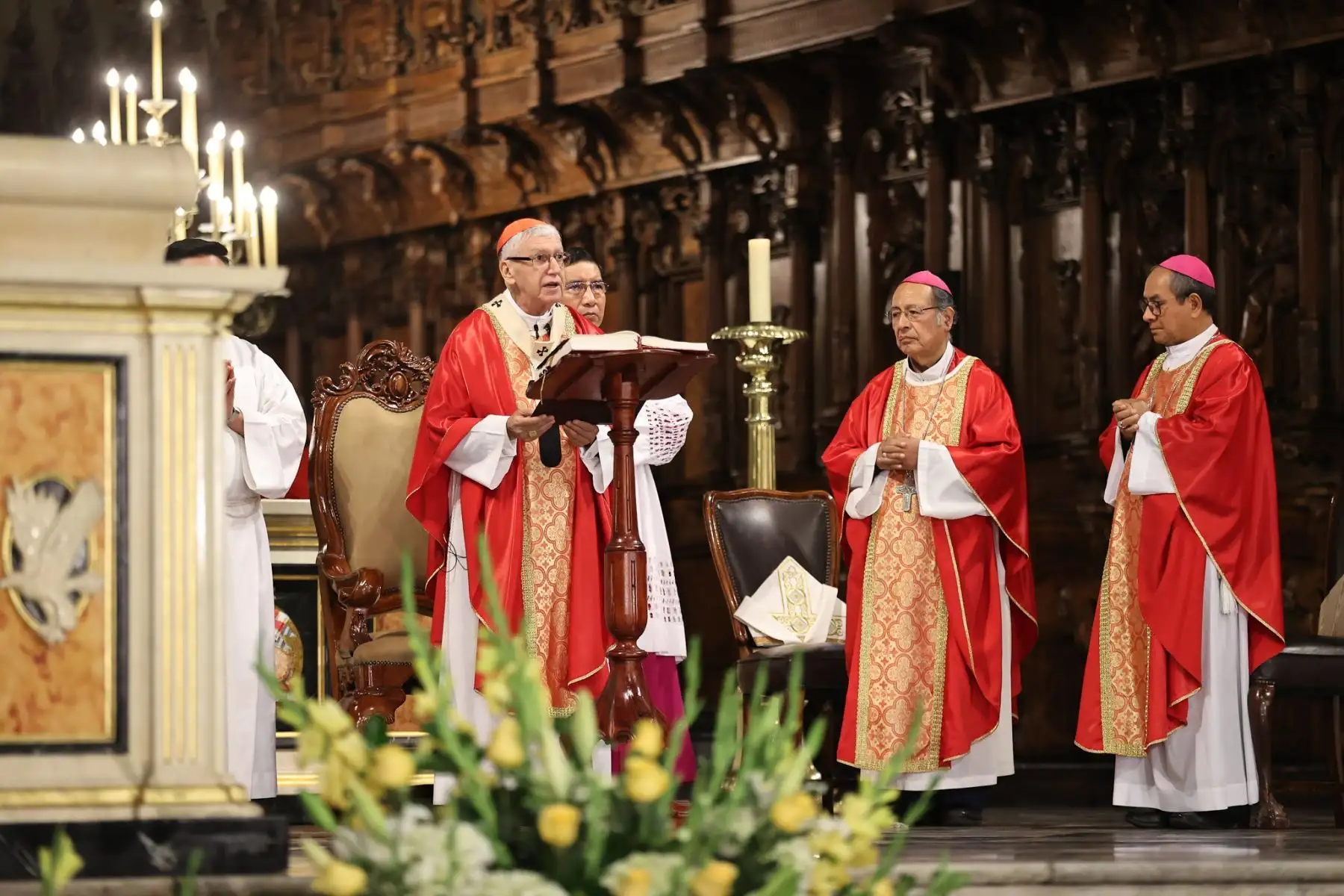 El presidente del Consejo de Ministros, Eduardo Arana; ministros de Estado y autoridades participan en la santa misa que se realiza en la Catedral de Lima en solemnidad de San Pedro y San Pablo.
Foto: PCM