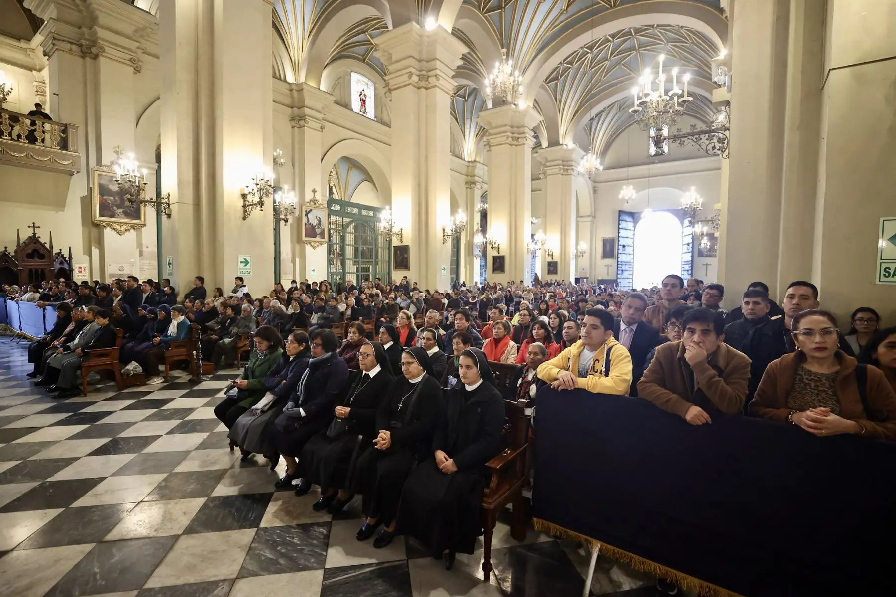 El presidente del Consejo de Ministros, Eduardo Arana; ministros de Estado y autoridades participan en la santa misa que se realiza en la Catedral de Lima en solemnidad de San Pedro y San Pablo.
Foto: PCM