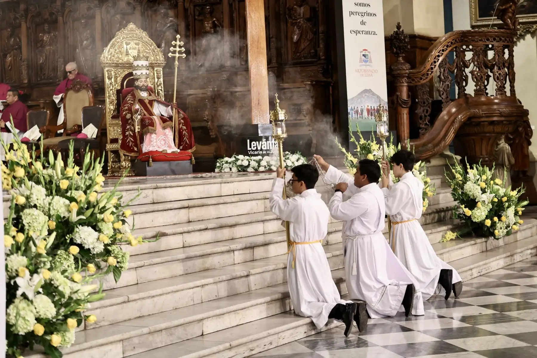 El presidente del Consejo de Ministros, Eduardo Arana; ministros de Estado y autoridades participan en la santa misa que se realiza en la Catedral de Lima en solemnidad de San Pedro y San Pablo.
Foto: PCM