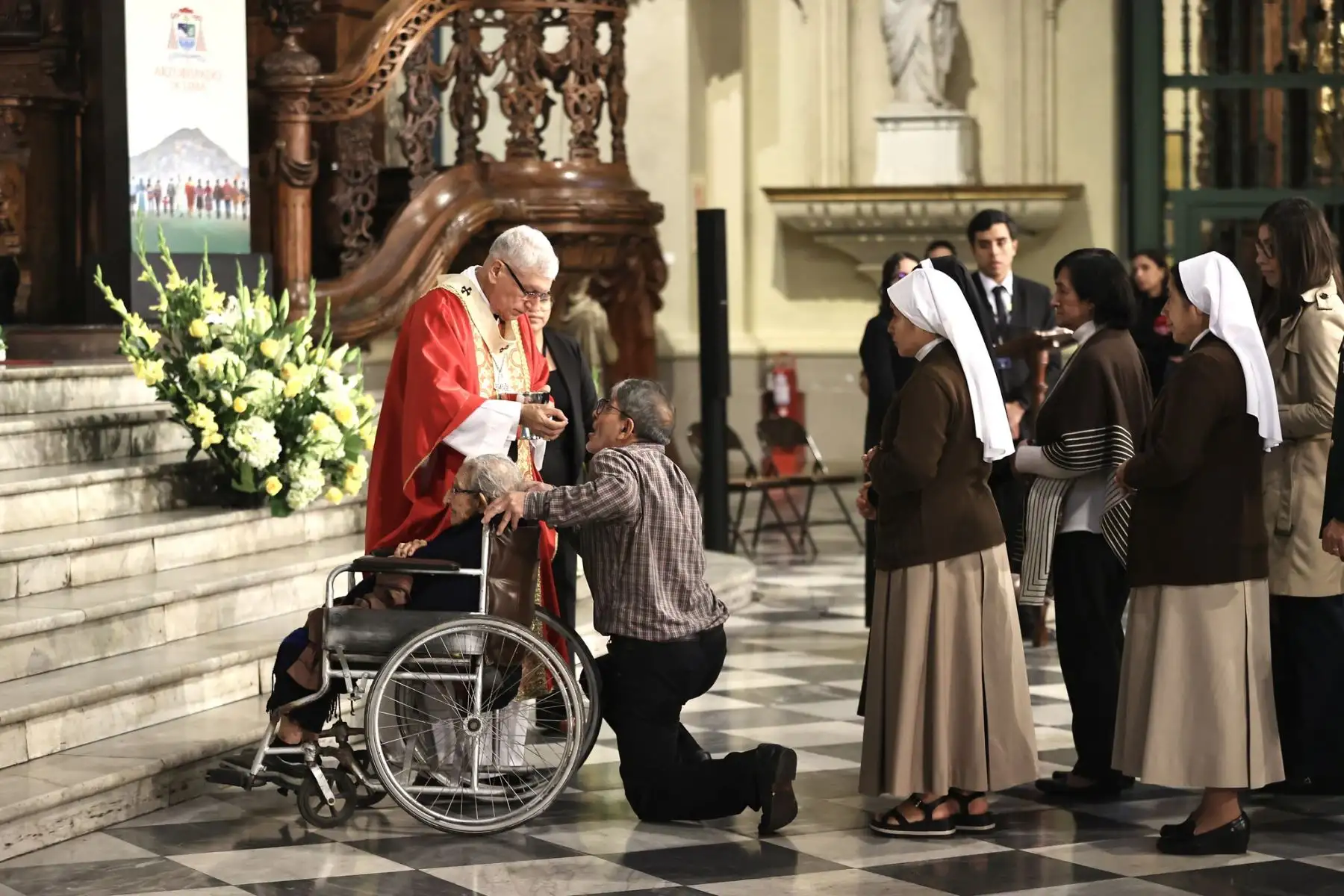 El presidente del Consejo de Ministros, Eduardo Arana; ministros de Estado y autoridades participan en la santa misa que se realiza en la Catedral de Lima en solemnidad de San Pedro y San Pablo.
Foto: PCM