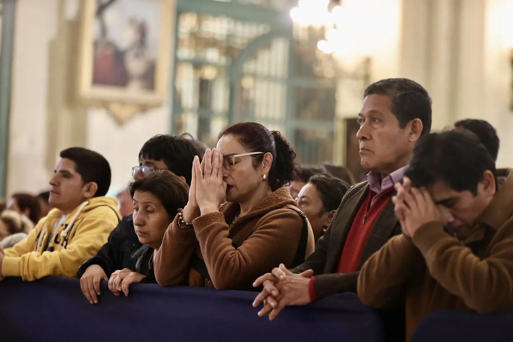 El presidente del Consejo de Ministros, Eduardo Arana; ministros de Estado y autoridades participan en la santa misa que se realiza en la Catedral de Lima en solemnidad de San Pedro y San Pablo.
Foto: PCM