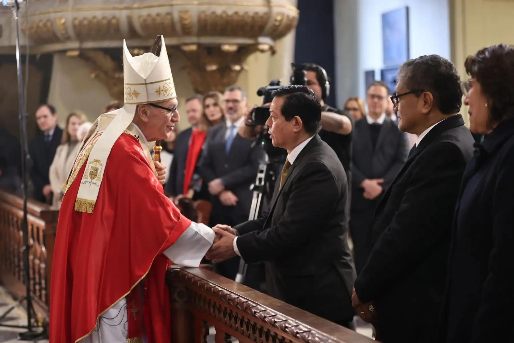 El presidente del Consejo de Ministros, Eduardo Arana; ministros de Estado y autoridades participan en la santa misa que se realiza en la Catedral de Lima en solemnidad de San Pedro y San Pablo.
Foto: PCM