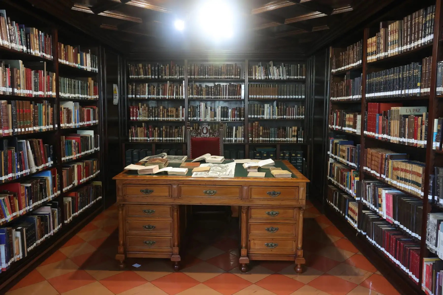 Esta antigua biblioteca especializada en la historia de la ciudad de Lima y temas municipales, custodia un importante patrimonio bibliográfico documental, además de ser un eje de investigación y conservación de información abierta al público en general.  Foto: ANDINA/Melina Mejía