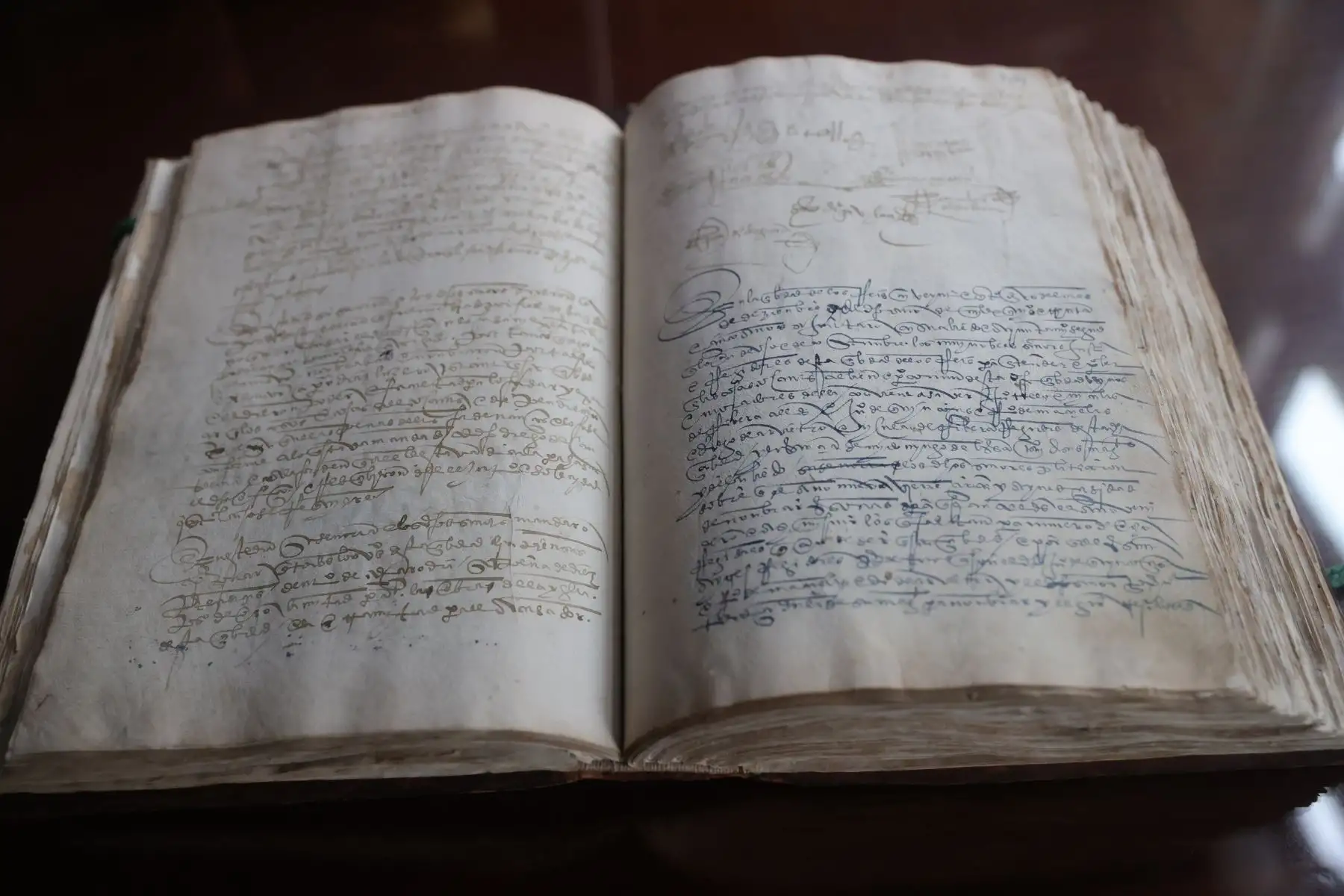 Este recinto resguarda la primera guarda el Acta de Fundación de Lima, redactada el 18 de enero de 1535 y el Acta de Declaración de la Independencia del Perú, suscrita en Cabildo Abierto el 15 de julio de 1821, documentos fundamentales en la historia de Lima y del Perú. Foto: ANDINA/Melina Mejía