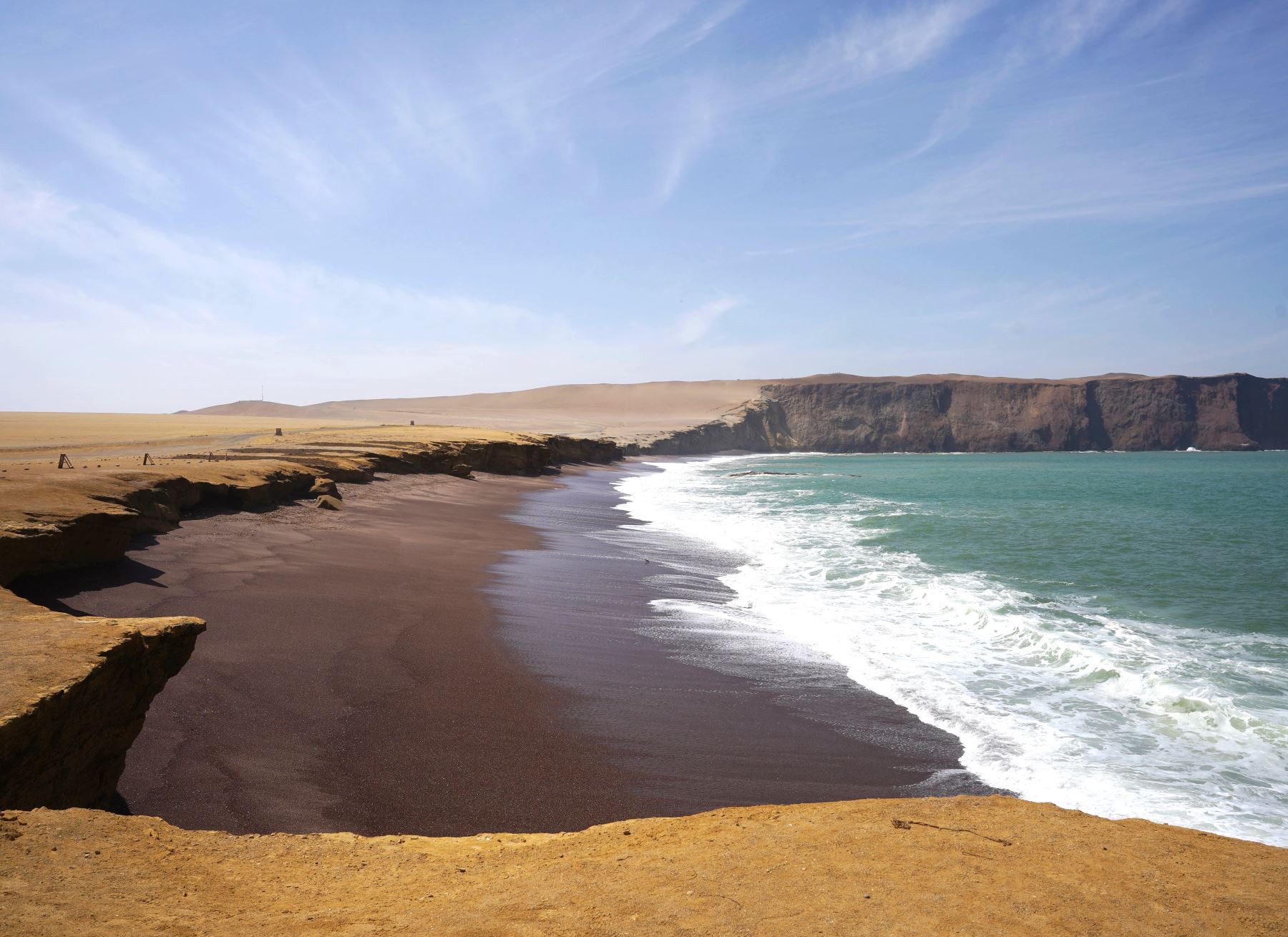 Playa Roja es un lugar de singular belleza que combina impresionantes colores, una orilla de arena roja que contrasta con el azul del mar y el dorado de los cerros que la rodean. Foto: Genry Bautista