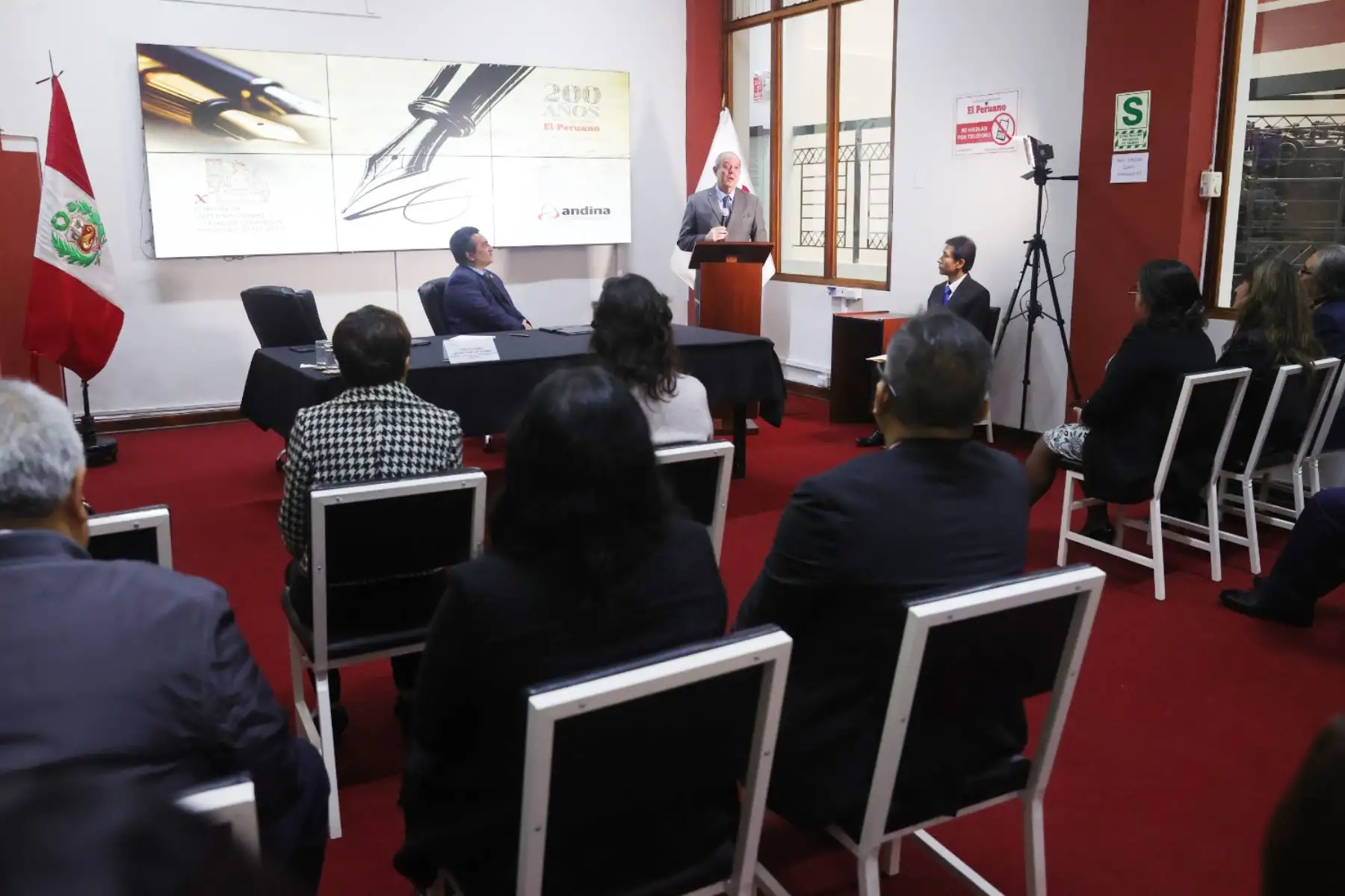 El embajador Carlos Chávez Taffur y el Gerente General de Editora Perú, Félix Paz firman el Convenio de Cooperación Interinstitucional entre el Ministerio de Relaciones Exteriores y la Empresa Peruana de Servicios Editoriales S.A  para la cobertura de del X Congreso Internacional de la Lengua Española Arequipa 2025.   Foto: ANDINA/Melina Mejía