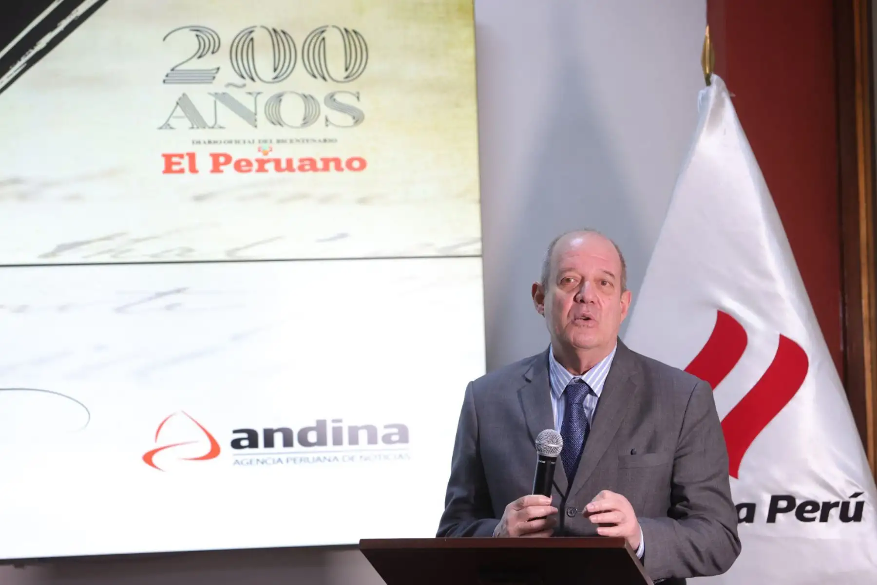 El embajador Carlos Chávez Taffur y el Gerente General de Editora Perú, Félix Paz firman el Convenio de Cooperación Interinstitucional entre el Ministerio de Relaciones Exteriores y la Empresa Peruana de Servicios Editoriales S.A  para la cobertura de del X Congreso Internacional de la Lengua Española Arequipa 2025.   Foto: ANDINA/Melina Mejía