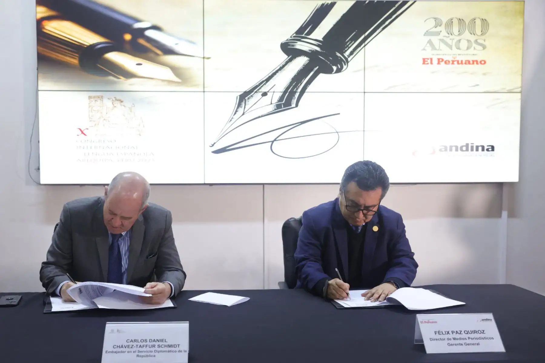 El embajador Carlos Chávez Taffur y el Gerente General de Editora Perú, Félix Paz firman el Convenio de Cooperación Interinstitucional entre el Ministerio de Relaciones Exteriores y la Empresa Peruana de Servicios Editoriales S.A  para la cobertura de del X Congreso Internacional de la Lengua Española Arequipa 2025.   Foto: ANDINA/Melina Mejía