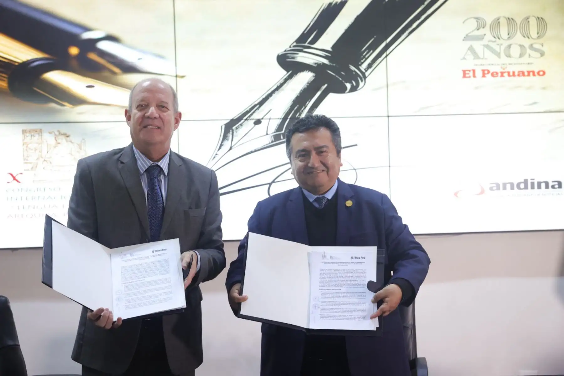 El embajador Carlos Chávez Taffur y el Gerente General de Editora Perú, Félix Paz firman el Convenio de Cooperación Interinstitucional entre el Ministerio de Relaciones Exteriores y la Empresa Peruana de Servicios Editoriales S.A  para la cobertura de del X Congreso Internacional de la Lengua Española Arequipa 2025.   Foto: ANDINA/Melina Mejía