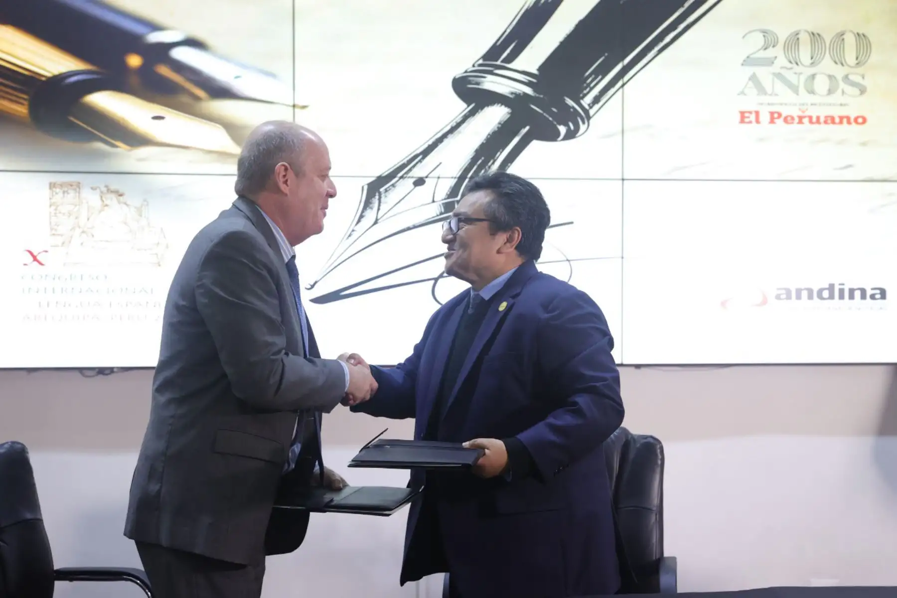 El embajador Carlos Chávez Taffur y el Gerente General de Editora Perú, Félix Paz firman el Convenio de Cooperación Interinstitucional entre el Ministerio de Relaciones Exteriores y la Empresa Peruana de Servicios Editoriales S.A  para la cobertura de del X Congreso Internacional de la Lengua Española Arequipa 2025.   Foto: ANDINA/Melina Mejía