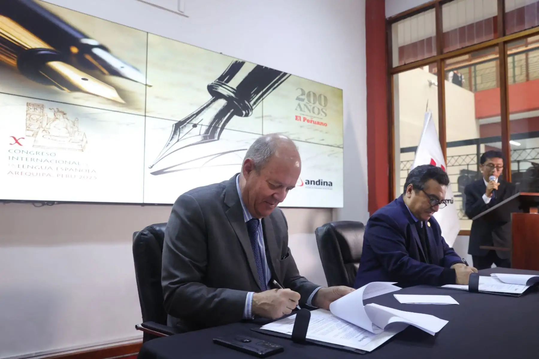 El embajador Carlos Chávez Taffur y el Gerente General de Editora Perú, Félix Paz firman el Convenio de Cooperación Interinstitucional entre el Ministerio de Relaciones Exteriores y la Empresa Peruana de Servicios Editoriales S.A  para la cobertura de del X Congreso Internacional de la Lengua Española Arequipa 2025.   Foto: ANDINA/Melina Mejía