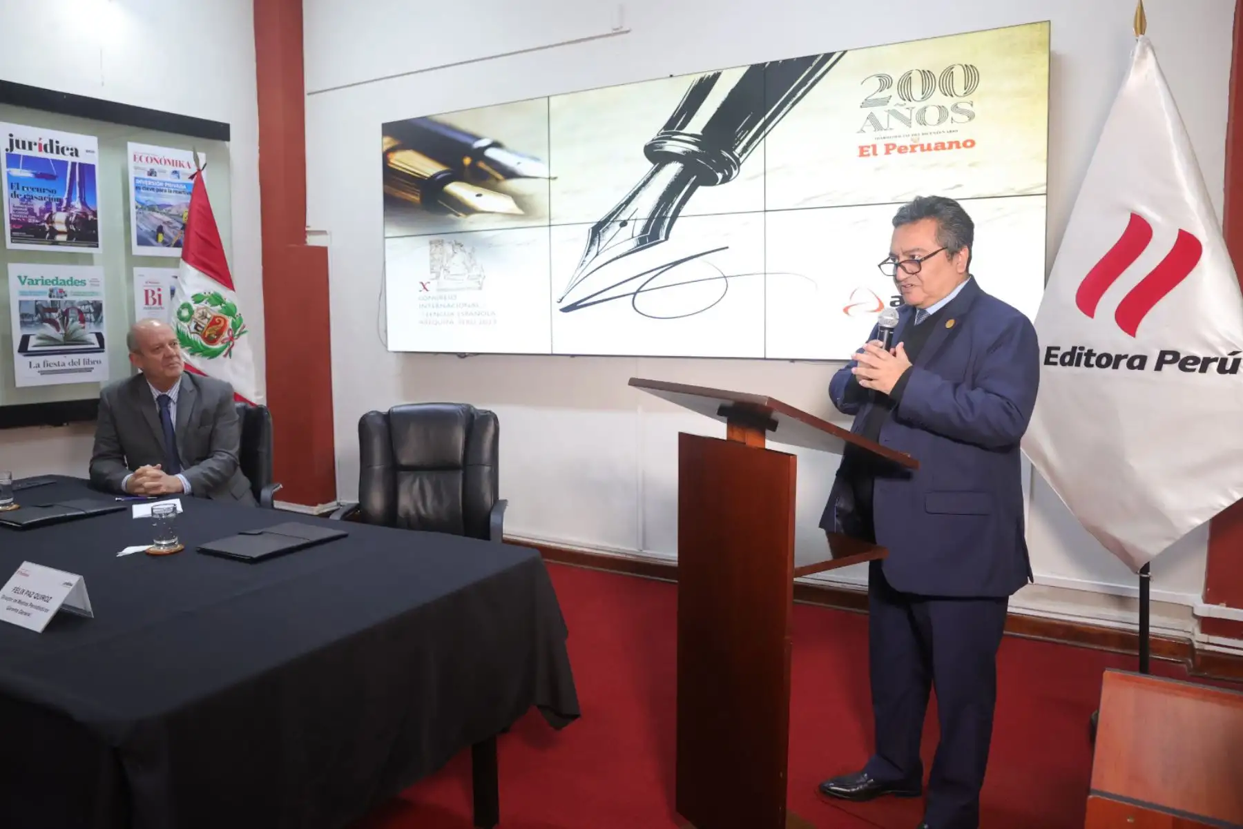 El embajador Carlos Chávez Taffur y el Gerente General de Editora Perú, Félix Paz firman el Convenio de Cooperación Interinstitucional entre el Ministerio de Relaciones Exteriores y la Empresa Peruana de Servicios Editoriales S.A  para la cobertura de del X Congreso Internacional de la Lengua Española Arequipa 2025.   Foto: ANDINA/Melina Mejía