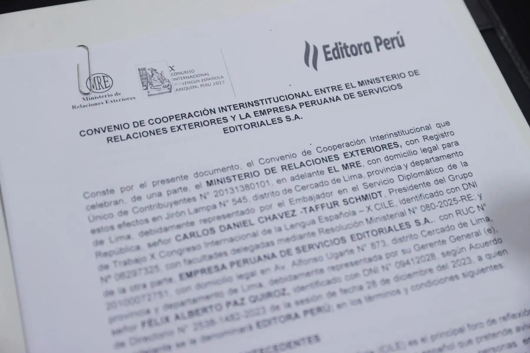 El embajador Carlos Chávez Taffur y el Gerente General de Editora Perú, Félix Paz firman el Convenio de Cooperación Interinstitucional entre el Ministerio de Relaciones Exteriores y la Empresa Peruana de Servicios Editoriales S.A  para la cobertura de del X Congreso Internacional de la Lengua Española Arequipa 2025.   Foto: ANDINA/Melina Mejía