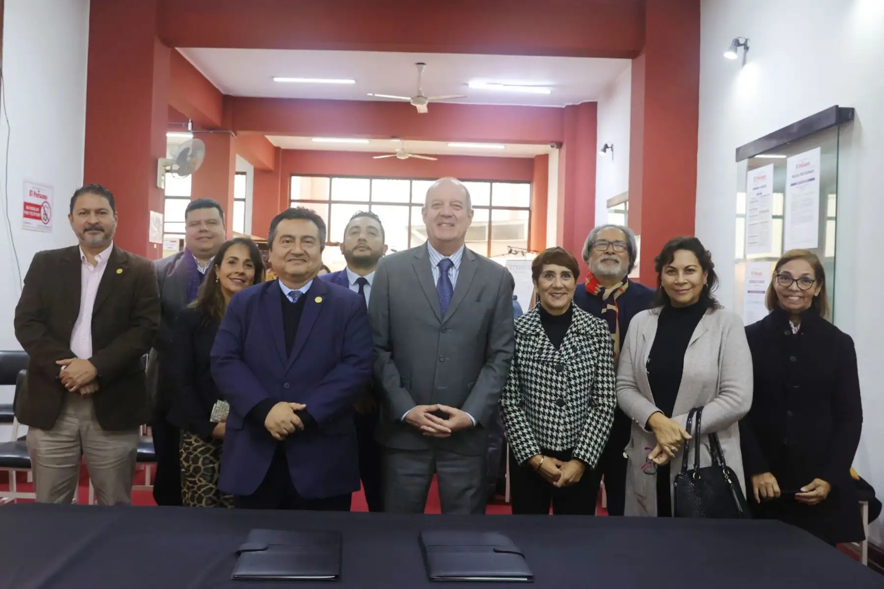El embajador Carlos Chávez Taffur y el Gerente General de Editora Perú, Félix Paz firman el Convenio de Cooperación Interinstitucional entre el Ministerio de Relaciones Exteriores y la Empresa Peruana de Servicios Editoriales S.A  para la cobertura de del X Congreso Internacional de la Lengua Española Arequipa 2025.   Foto: ANDINA/Melina Mejía