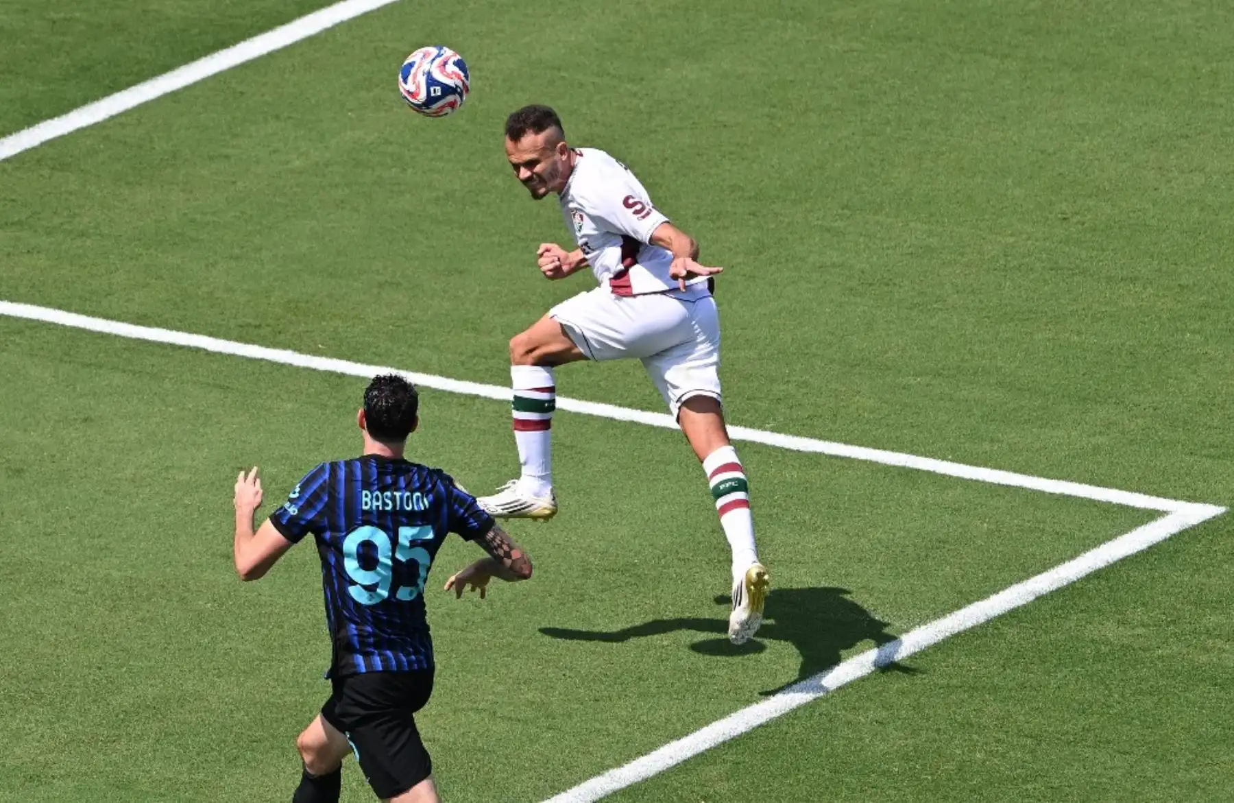 El defensa brasileño del Fluminense, Rene, cabecea el balón frente al defensor italiano del Inter, Alessandro Bastoni, durante el partido de octavos de final de la Copa Mundial de Clubes de la FIFA 2025 entre el Inter de Milán y el Fluminense en el Bank of America Stadium en Charlotte el 30 de junio de 2025. Foto: AFP