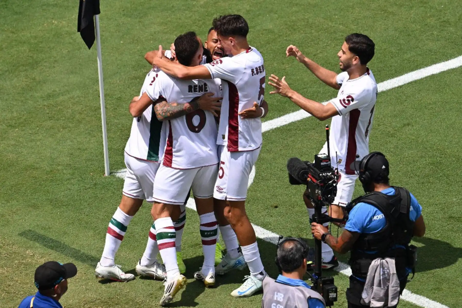 Los jugadores del Fluminense celebran después de marcar el primer gol durante el partido de octavos de final de la Copa Mundial de Clubes de la FIFA 2025 entre el Inter de Milán de Italia y el Fluminense de Brasil en el Bank of America Stadium en Charlotte el 30 de junio de 2025. Foto: AFP