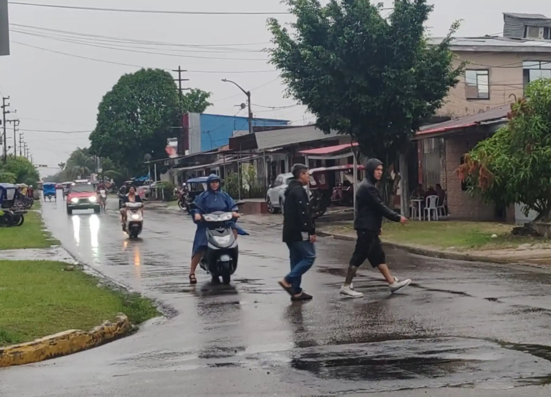 El Indeci recomienda evitar la exposición al cambio brusco de temperatura, así como cubrirse la cabeza, el rostro y la boca para evitar el ingreso de aire frío a los pulmones.ANDINA/Difusión