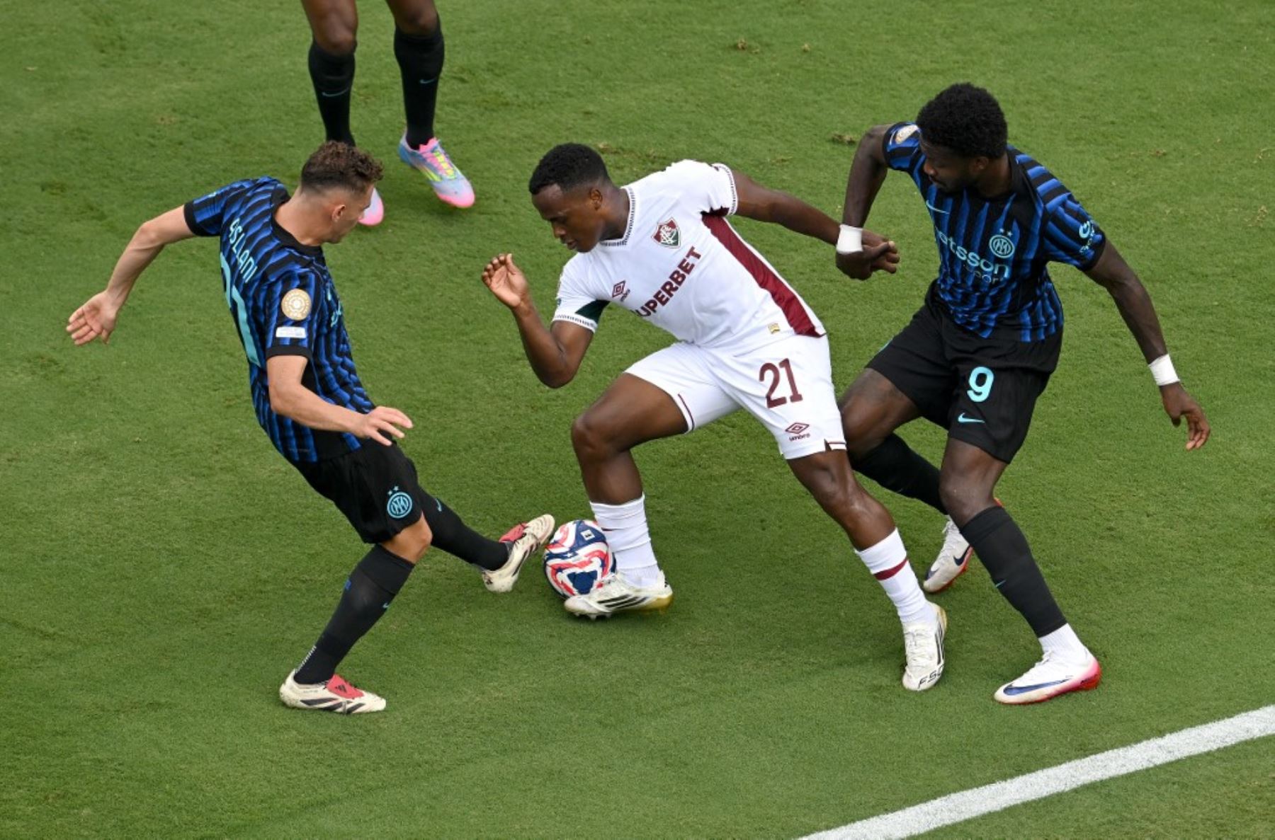 El mediocampista colombiano del Fluminense, Jhon Arias, y los jugadores del Inter de Milán, Kristjan Asllani y Marcus Thuram, luchan por el balón durante el partido de octavos de final de la Copa Mundial de Clubes de la FIFA 2025 entre el Inter de Italia y el Fluminense de Brasil en el Bank of America Stadium en Charlotte el 30 de junio de 2025. Foto: AFP