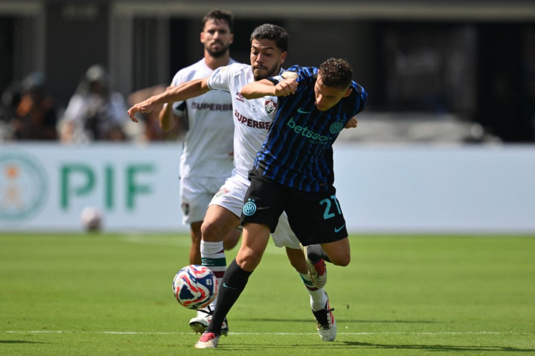 El centrocampista brasileño del Fluminense, Nonato, y el centrocampista albanés del Inter, Kristjan Asllani, luchan por el balón durante el partido de octavos de final de la Copa Mundial de Clubes de la FIFA 2025 entre el Inter de Milán de Italia y el Fluminense de Brasil en el Bank of America Stadium en Charlotte el 30 de junio de 2025. Foto: AFP