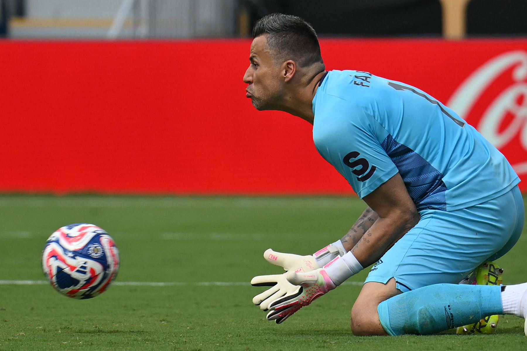 El portero brasileño Fabio del Fluminense detiene el balón durante el partido de octavos de final de la Copa Mundial de Clubes de la FIFA 2025 entre el Inter de Milán de Italia y el Fluminense de Brasil en el Bank of America Stadium en Charlotte el 30 de junio de 2025. Foto: AFP