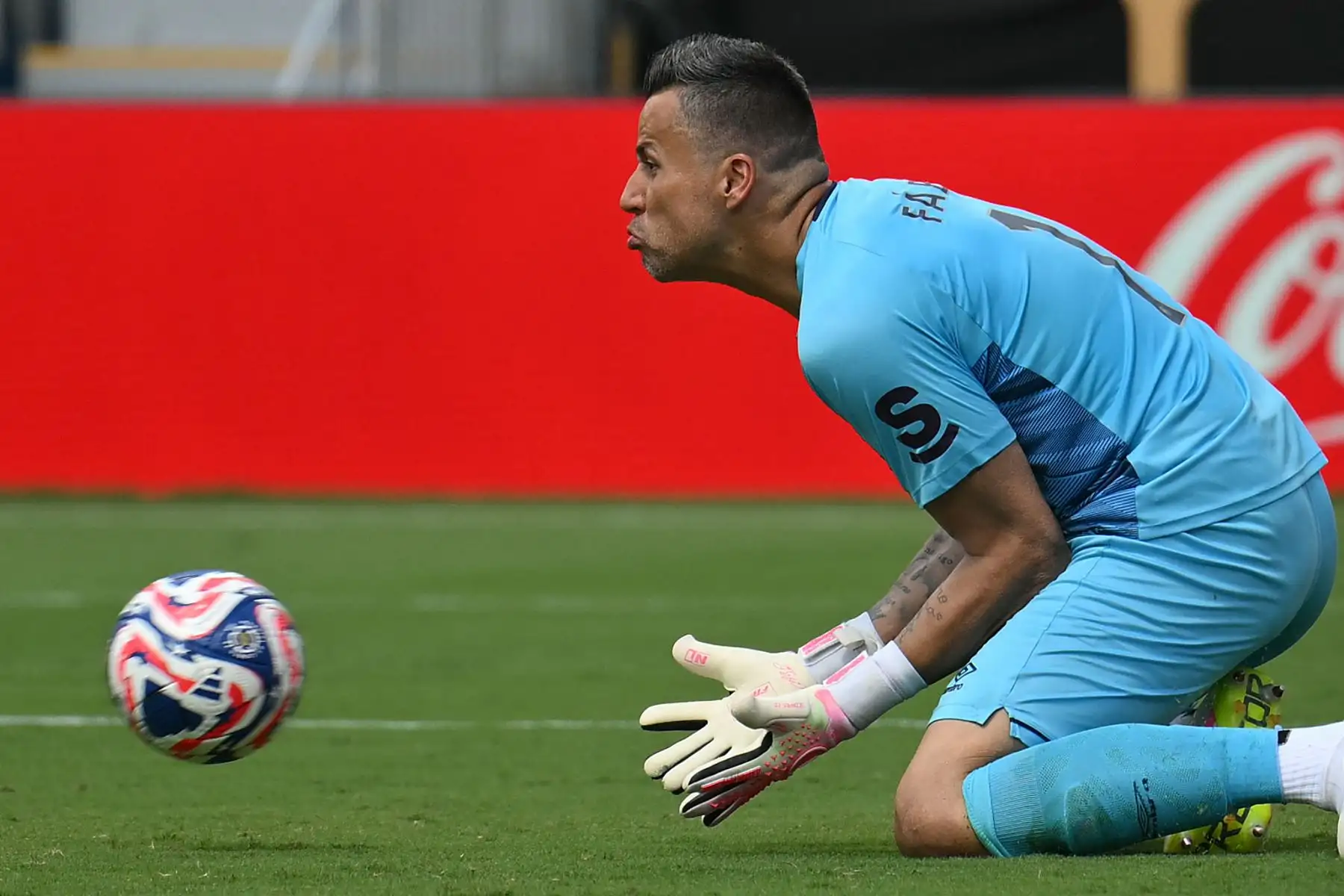 El portero brasileño Fabio del Fluminense detiene el balón durante el partido de octavos de final de la Copa Mundial de Clubes de la FIFA 2025 entre el Inter de Milán de Italia y el Fluminense de Brasil en el Bank of America Stadium en Charlotte el 30 de junio de 2025. Foto: AFP