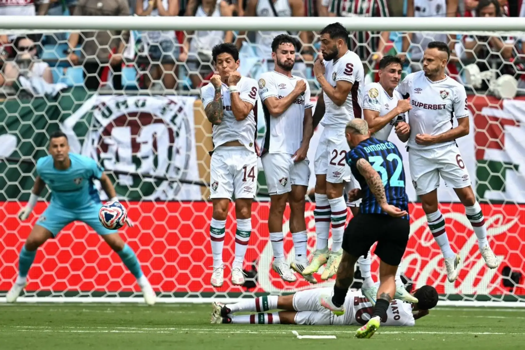 El defensor italiano del Inter de Milán, Federico Dimarco, lanza un tiro libre durante el partido de octavos de final de la Copa Mundial de Clubes de la FIFA 2025 entre el Inter de Italia y el Fluminense de Brasil en el Bank of America Stadium en Charlotte el 30 de junio de 2025. Foto: AFP